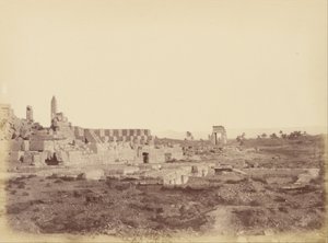 (overzicht van Karnak inclusief de overdekte wandelgang van Thoetmosis III) door Théodule Devéria